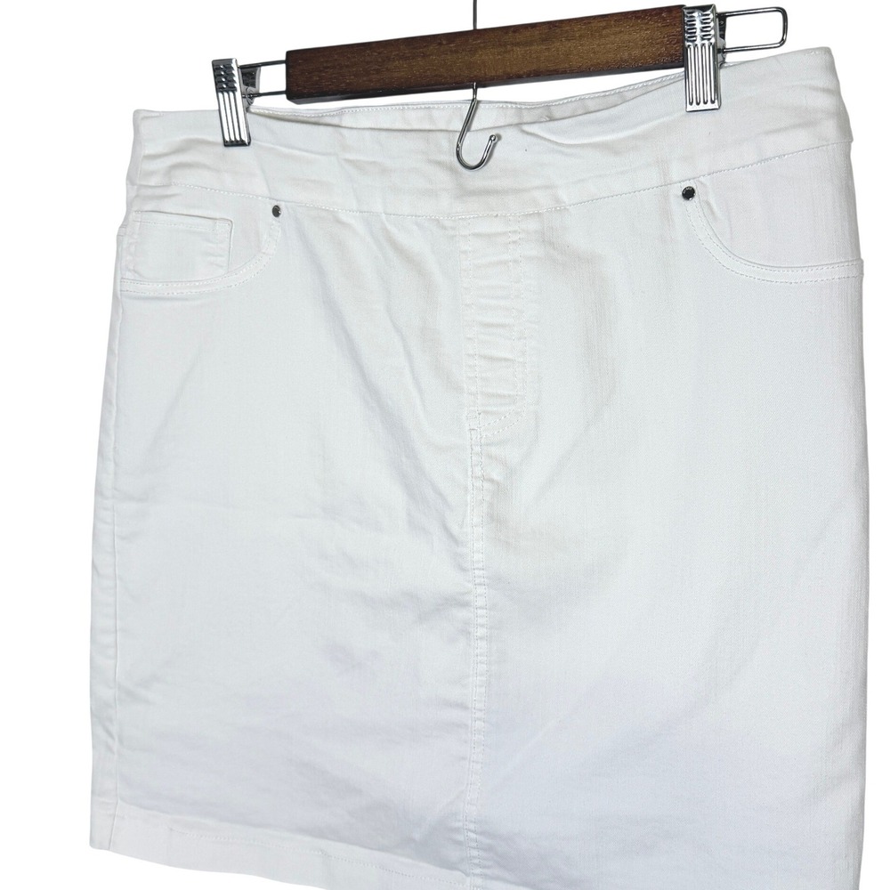 Chicos White Denim Skort Size 2 Large Pull On Stretch Shorts Skirt Pockets